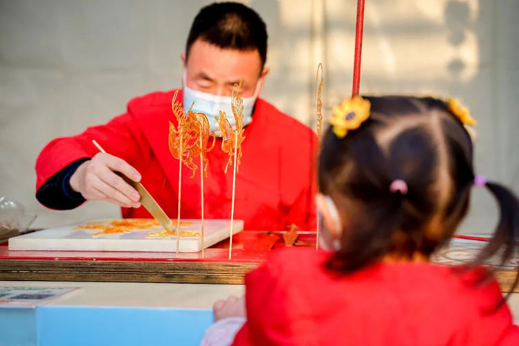 制作糖畫。天府新區融媒體中心供圖