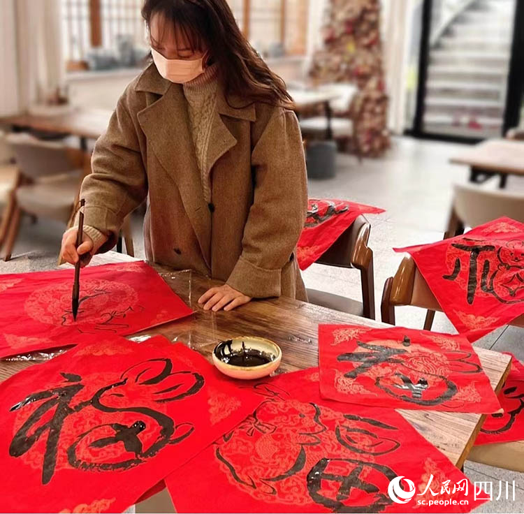 寫上對新年的祝福。李亞林攝