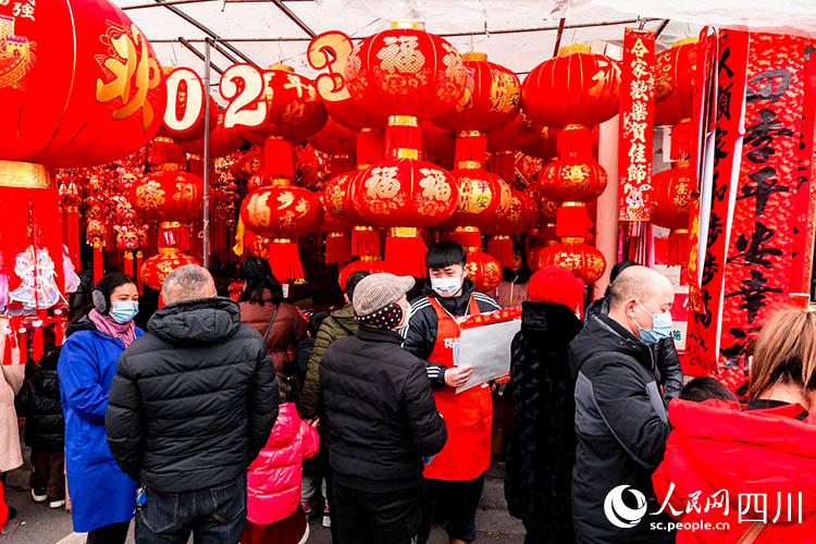 張燈結彩迎新春。李亞林攝