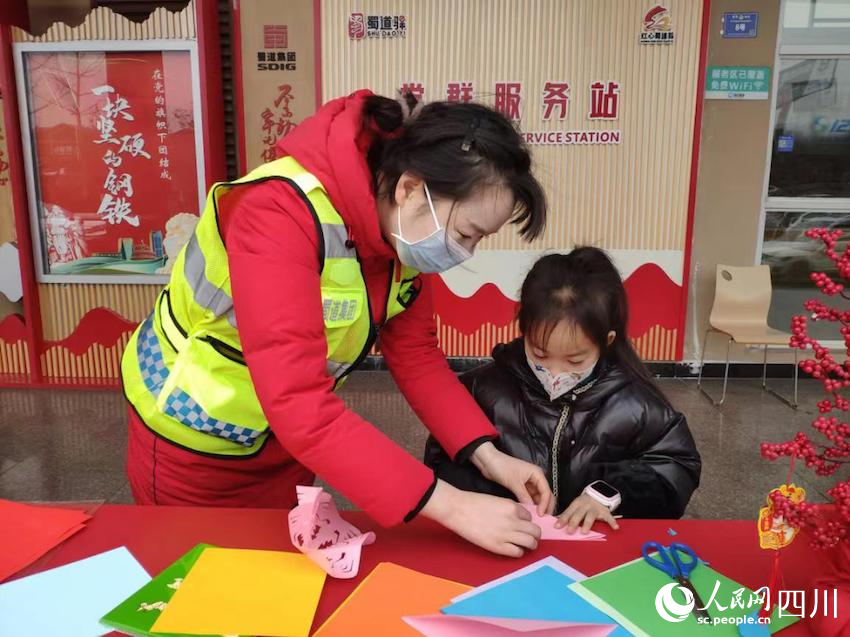 金堂縣高速公路服務區“暖心之家”發起的剪窗花活動吸引廣大司乘人員及家屬參與。廖素英攝