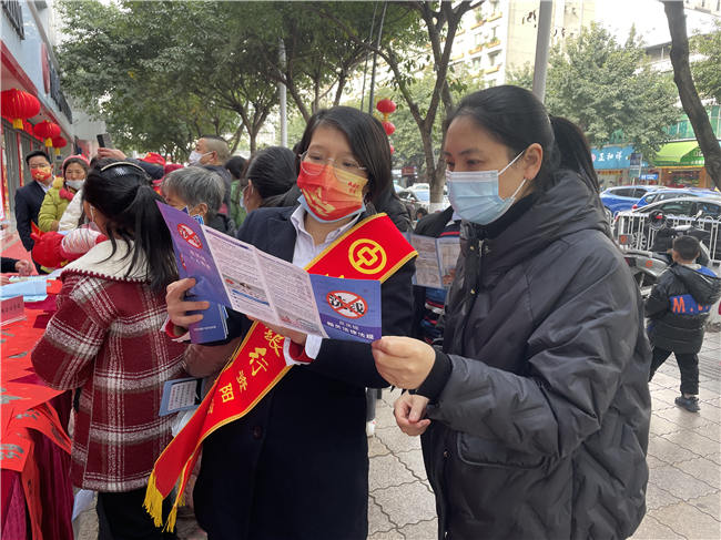 資陽市公安局雁江區分局資溪派出所聯合中國銀行資陽分行開展警銀攜手反詐宣傳暨送萬福書法公益活動。資陽市公安局供圖