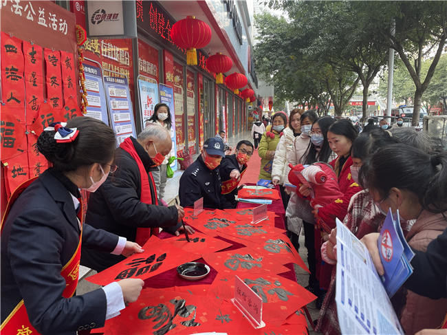 資陽市公安局雁江區分局資溪派出所聯合中國銀行資陽分行開展警銀攜手反詐宣傳暨送萬福書法公益活動。資陽市公安局供圖