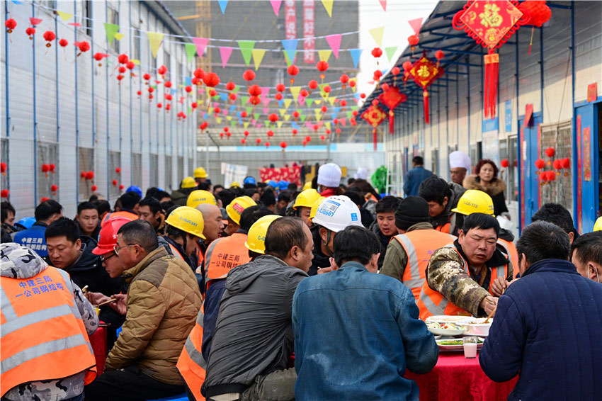 工地聚餐。受訪者供圖