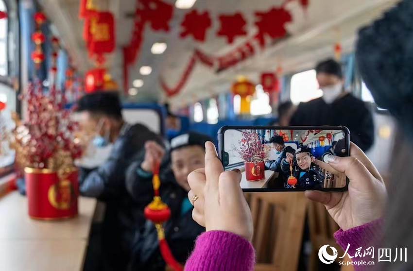 車廂年味濃，旅客紛紛拿出手機拍照留念。范東海攝