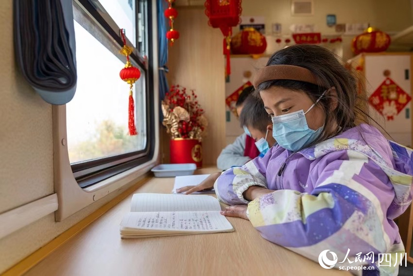 學習車廂內，孩子在專注閱讀。范東海攝