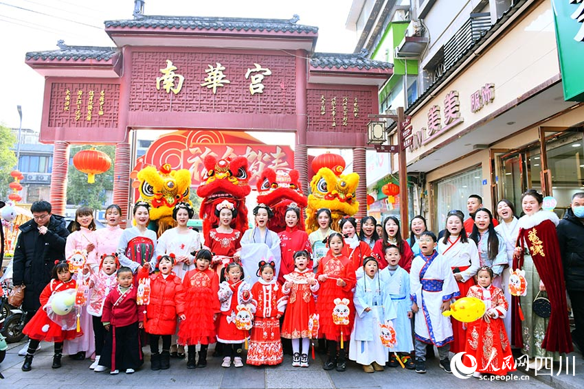 南華宮合家歡。江悅攝