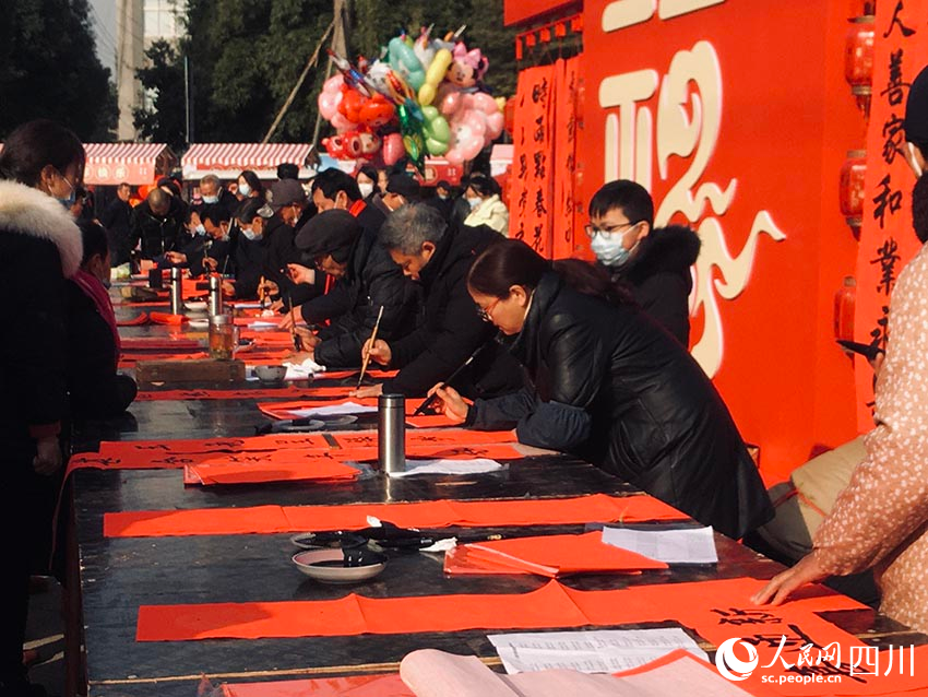 寫春聯送祝福。范琪琴攝