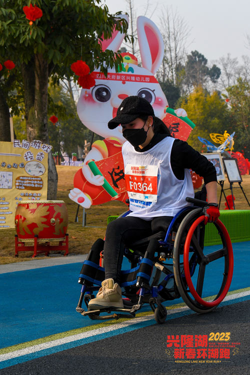 坐著輪椅跑完全程。天府新區融媒體中心供圖