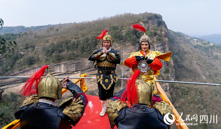 阿迪力·吾休爾父女準備表演。王春波攝