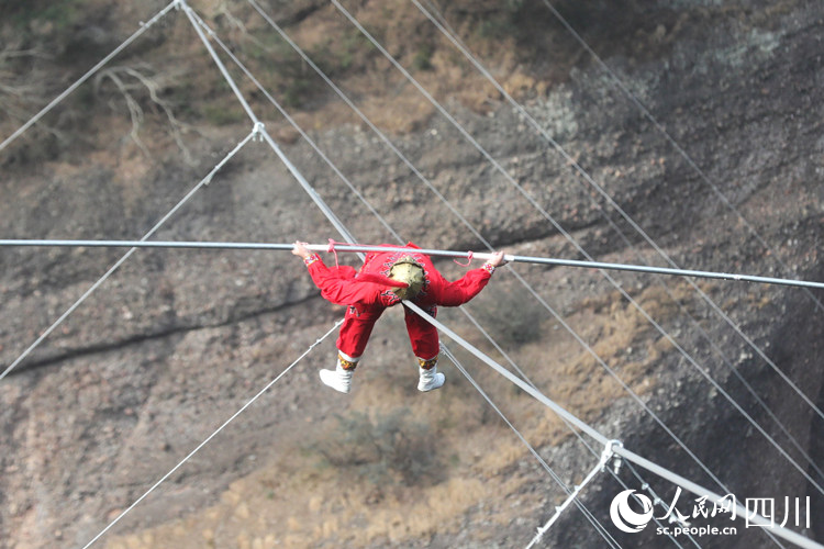 阿迪力的女兒進行高難度表演。王春波攝