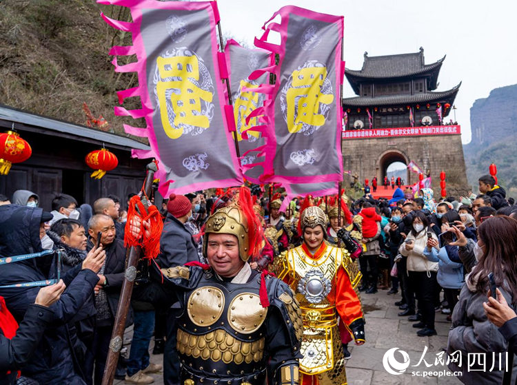 阿迪力父女在劍門關景區受到游客熱烈歡迎。王春波攝