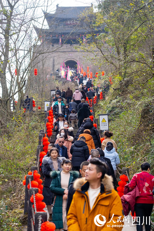 游客登劍門關關樓。王春波攝