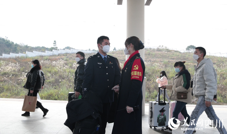 曹夢蘭與男友在站臺只有幾分鐘交流。龍毅攝