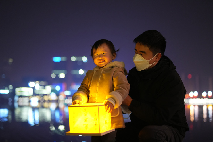 帶上孩子一起放燈。天府新區融媒體中心供圖