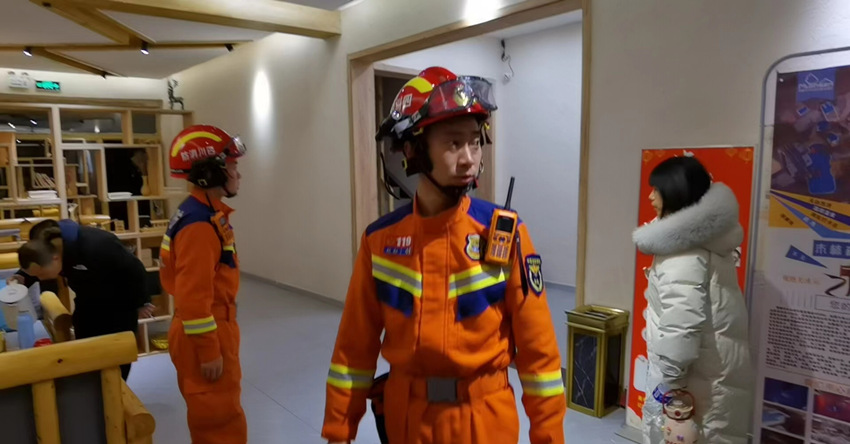 救援人員正在開展房屋受損情況排查，并詢問群眾情況。四川省消防救援總隊供圖