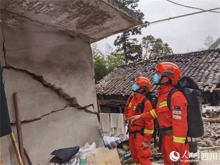 四川森林消防總隊甘孜支隊救援隊排查險情。邱魏紅攝