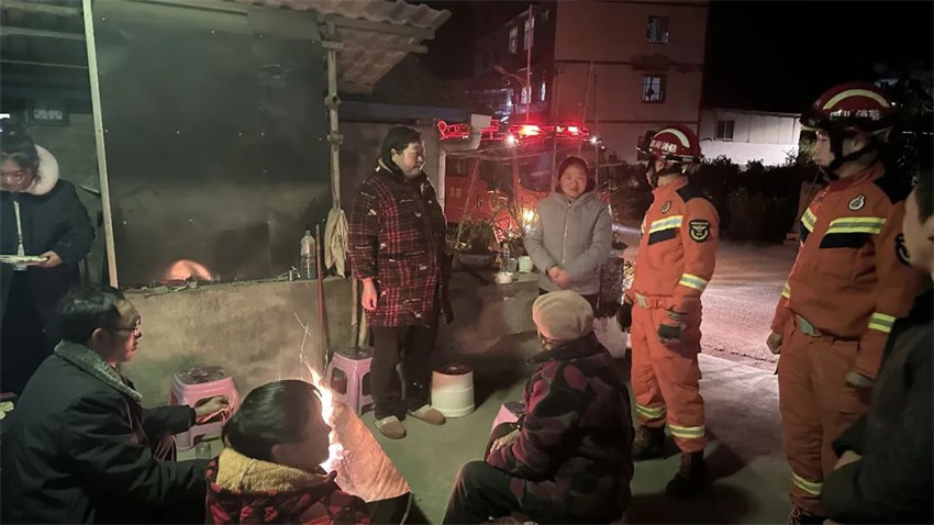 甘孜州消防救援支隊向群眾了解情況，排查房屋受損情況。四川省消防救援總隊供圖