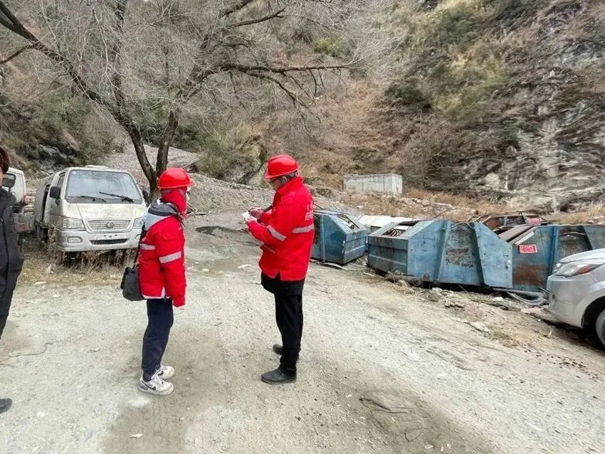 技術人員正在開展應急排查工作。四川省地質調查研究院供圖