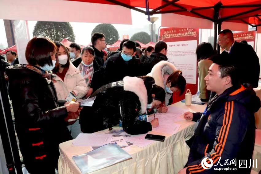 招聘展位火爆。人民網 郭瑩攝