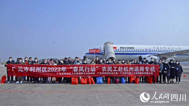 登記前集體合影。李霞攝