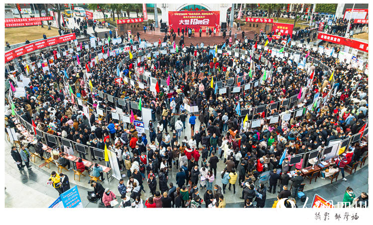 招聘會現場。鄒聲福 攝