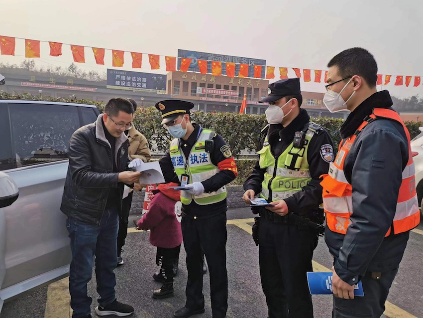 高速公路執法人員對過往私家車車主進行政策宣講。四川省交通運輸廳供圖