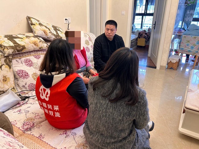 微網格人員回訪一戶特殊家庭。社區供圖