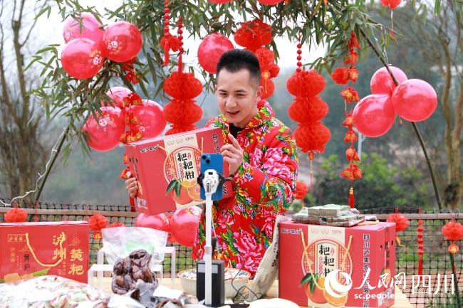 網紅“明二哥”在直播推薦納溪土特產。廖勝春攝