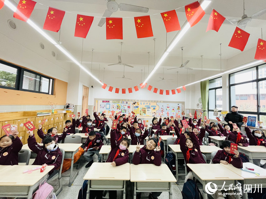 領到禮物開心的同學們。侯杰攝