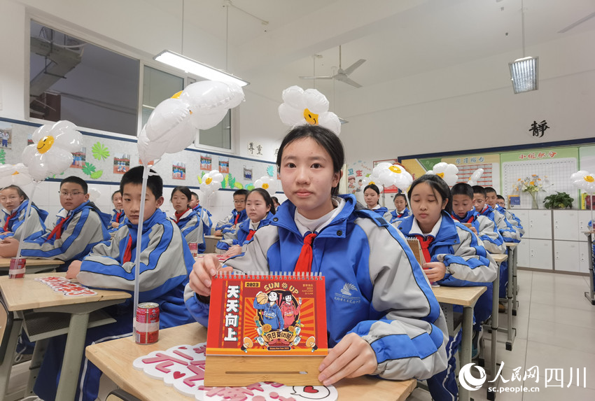 同學展示老師送的禮物。人民網 王洪江攝