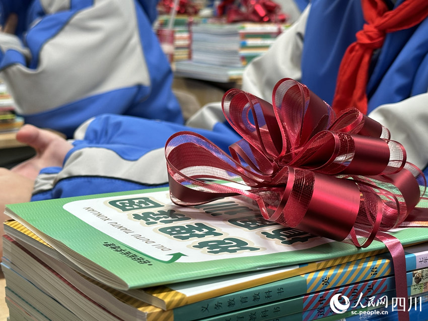 新學期老師為同學準備的書籍。人民網 王洪江攝