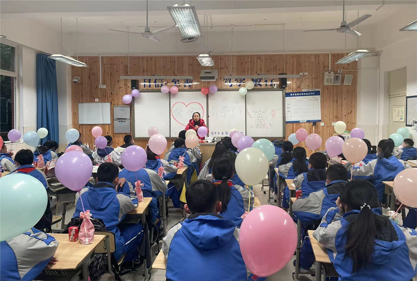 新學期老師在給同學們上第一課。成都市青羊實驗中學供圖 