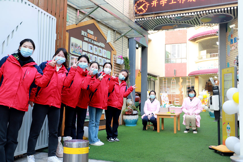 武侯區第二十五幼的老師們熱情迎接孩子們返園。學校供圖