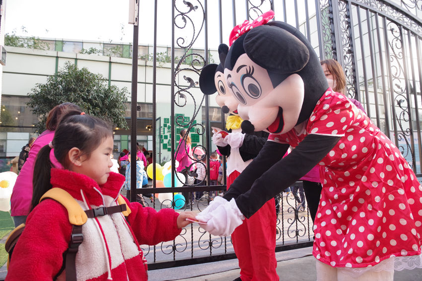 在成都市第三幼兒園國際新城園區，活潑可愛的”米奇“和”米妮“熱情地迎接孩子們。學校供圖