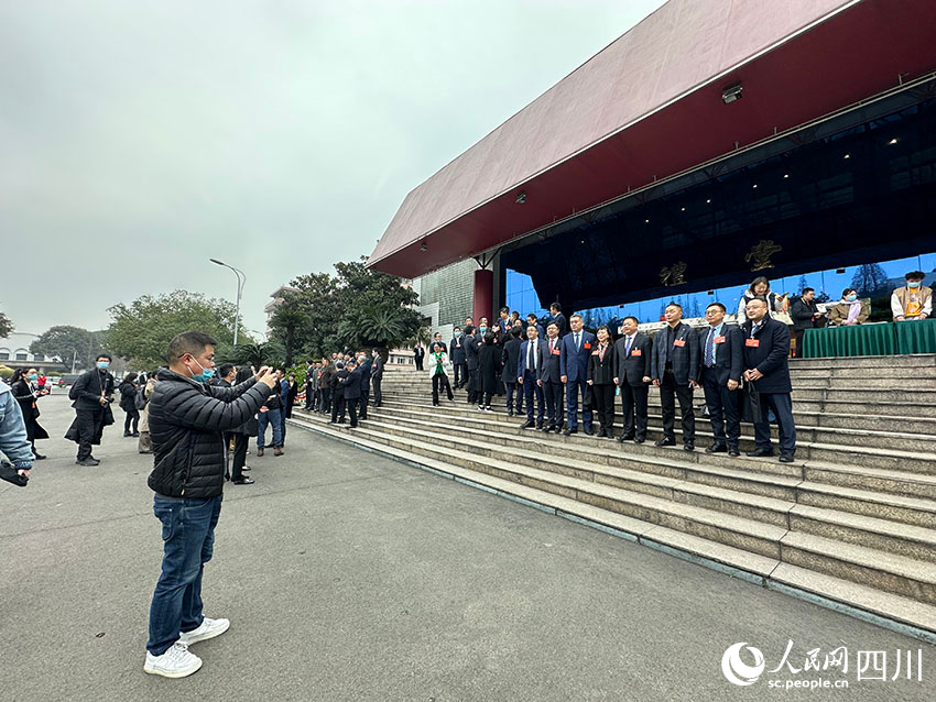 開幕會前，政協委員們合影留念。人民網 王波攝
