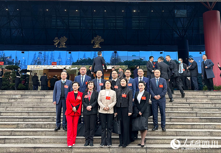 開幕會前，政協委員們合影留念。人民網 王波攝