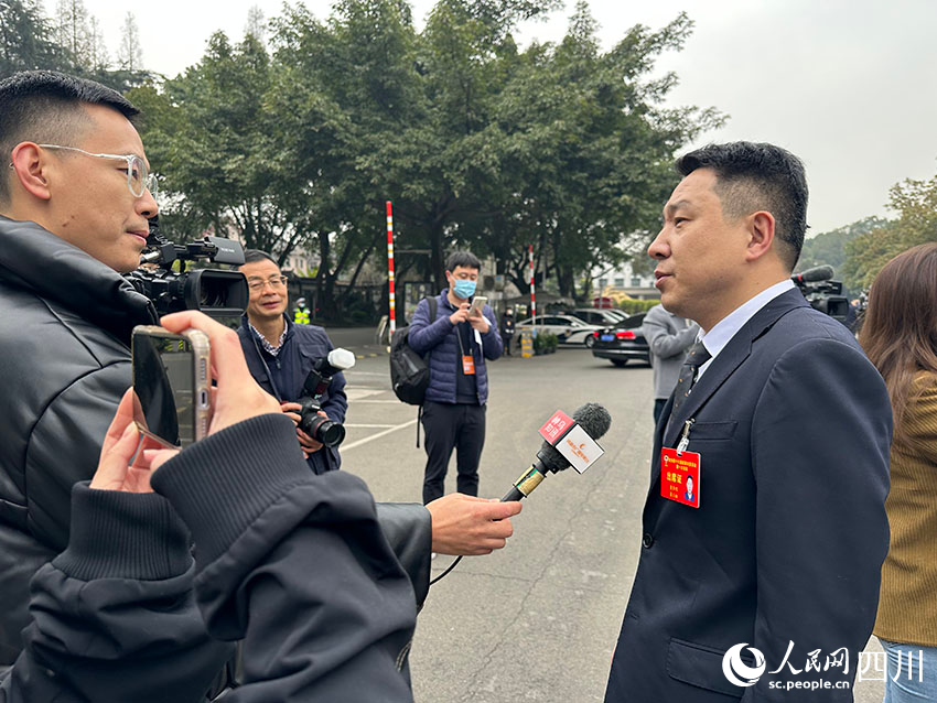 開幕會前，政協委員接受采訪。人民網 王波攝