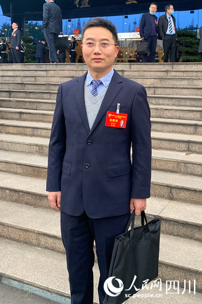 圖為成都市政協委員伍新春。人民網 王洪江攝