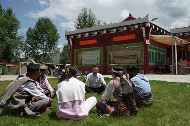 趙奎深入爐霍縣鄉村與藏族群眾開展座談。爐霍縣自然資源局供圖