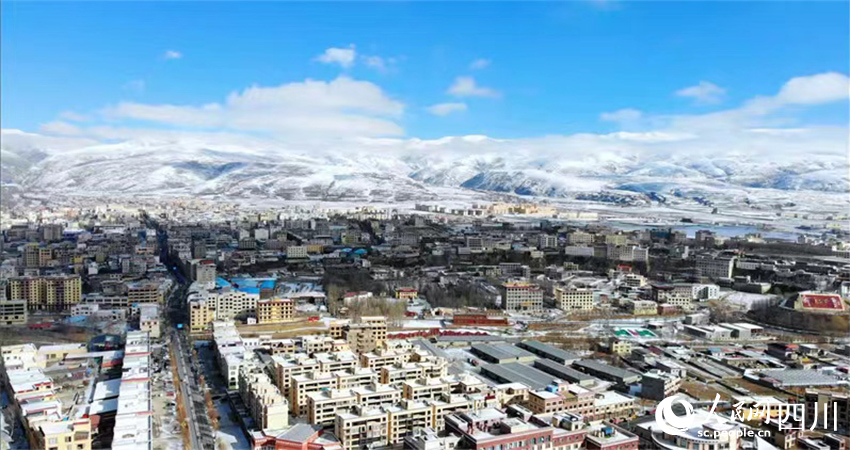 雪后銀裝素裹的甘孜縣。劉炳科攝