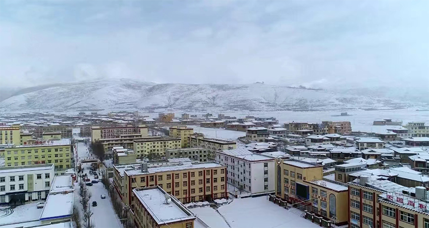 雪后銀裝素裹的甘孜縣。甘孜縣融媒體中心供圖