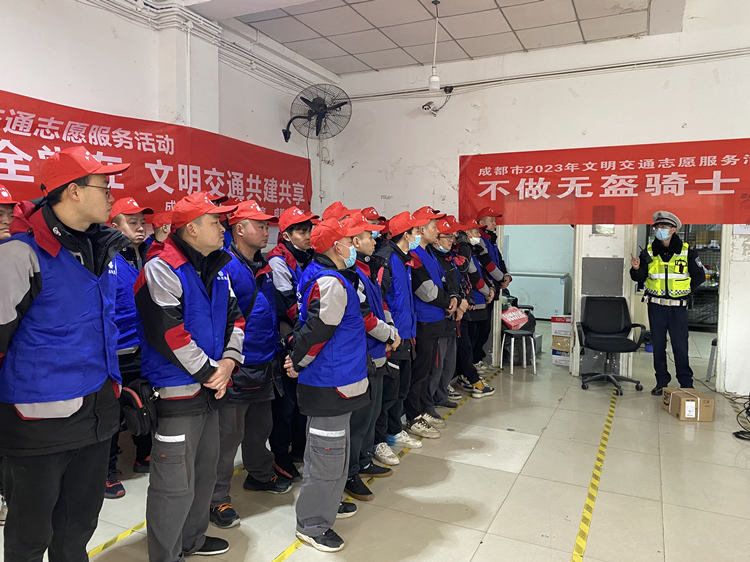 交警到快遞營業部上文明交通課。青羊區融媒體中心供圖