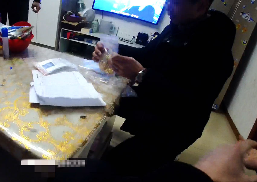 失主對照清單清點黃金等貴重物品。資陽市公安供圖