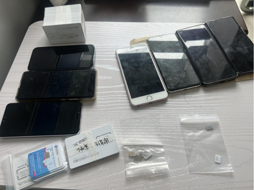 查獲的作案手機。武侯區公安供圖