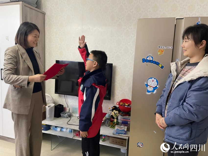 圖為愛心人士對鐘一瑁進行結對幫扶。劉佳雨攝