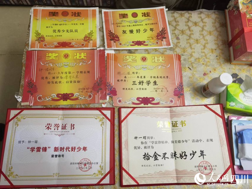 圖為鐘一瑁所獲證書。劉佳雨攝