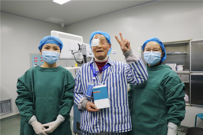 患者術后與醫護人員合影。成都愛爾眼科醫院供圖