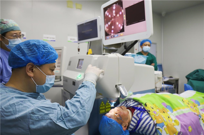 成都愛爾眼科醫院院長巫雷實施手術。成都愛爾眼科醫院供圖