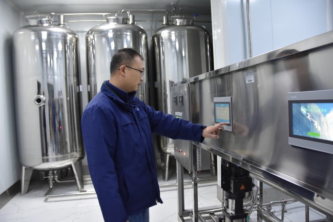 公司工作人員檢查凈水系統。丁文君供圖