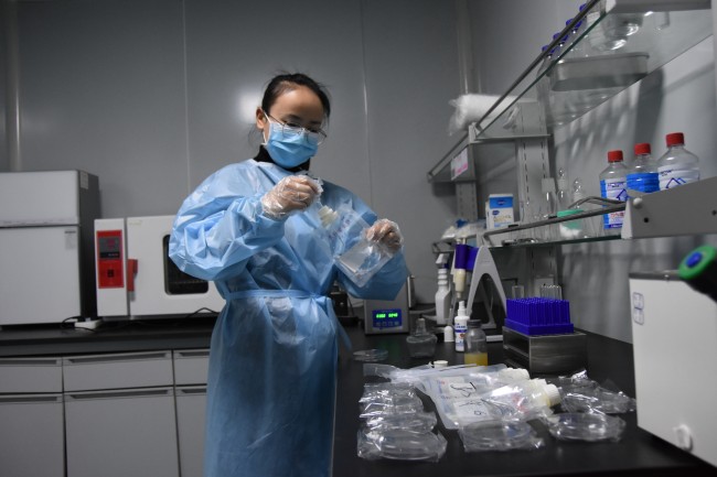 公司工作人員開展采樣檢測。丁文君供圖